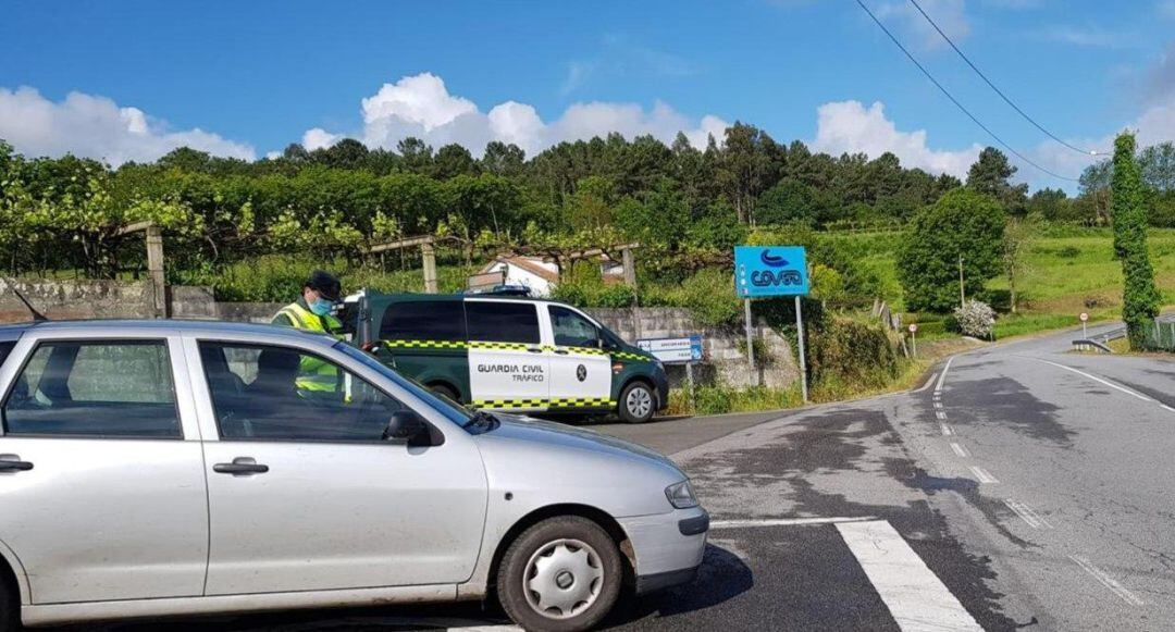 efectivos del Destacamento de Tráfico de la Guardia Civil de Lalín efectuaban un control en la localidad de Riobó 