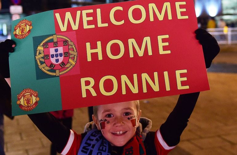 Un niño con un cartel de bienvenida a Cristiano Ronaldo en un partido de Portugal en Old Trafford 