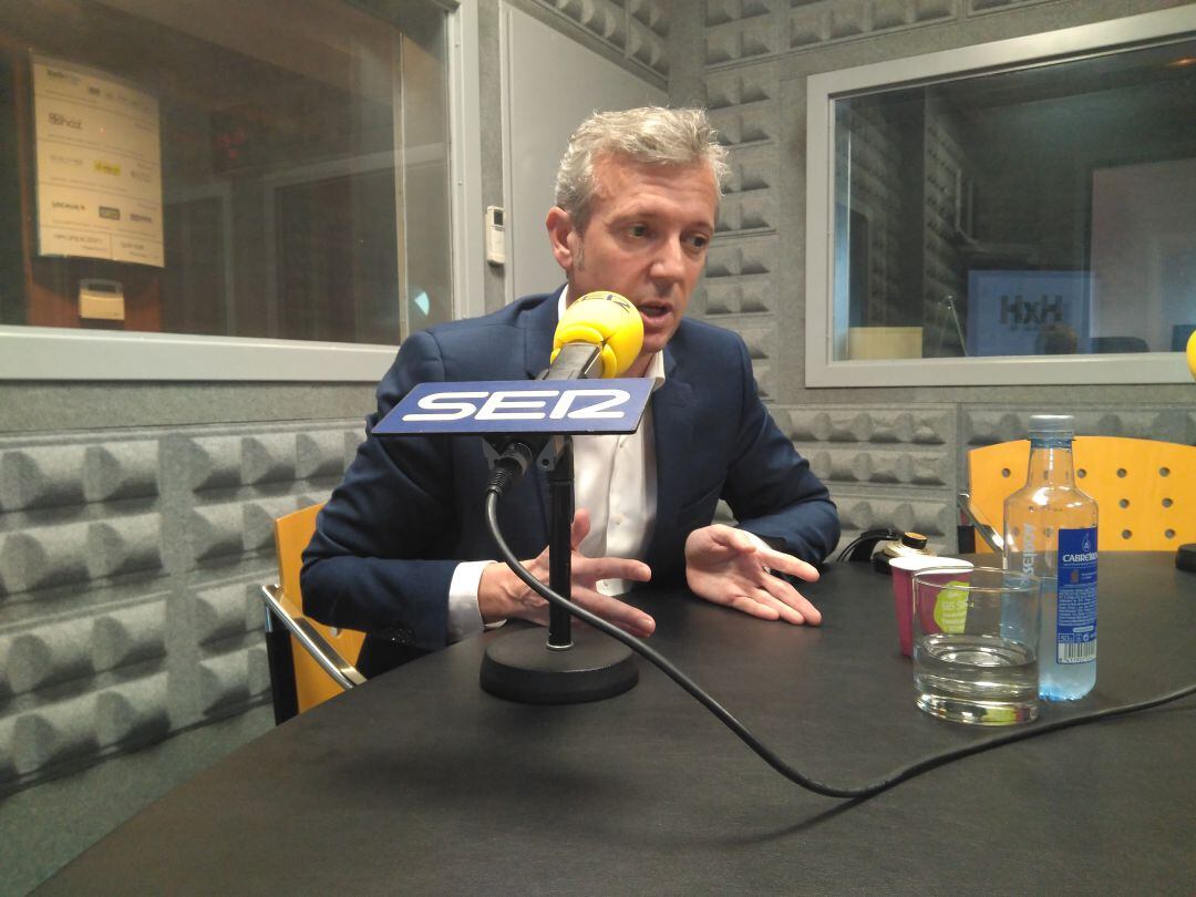 Alfonso Rueda en los estudios de Hoy por Hoy Vigo