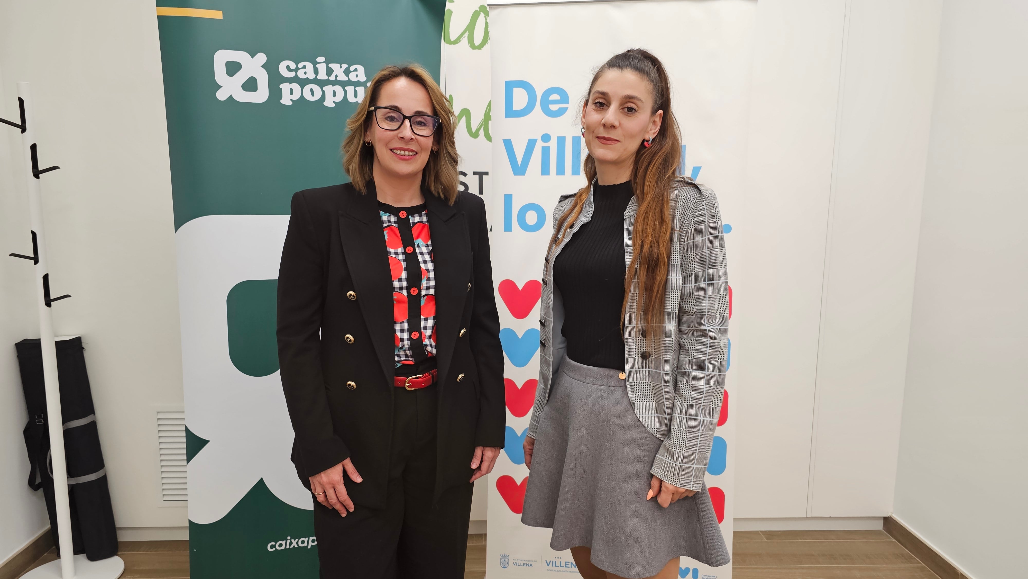 La directora de la entidad bancaria con la Pta de los comerciantes