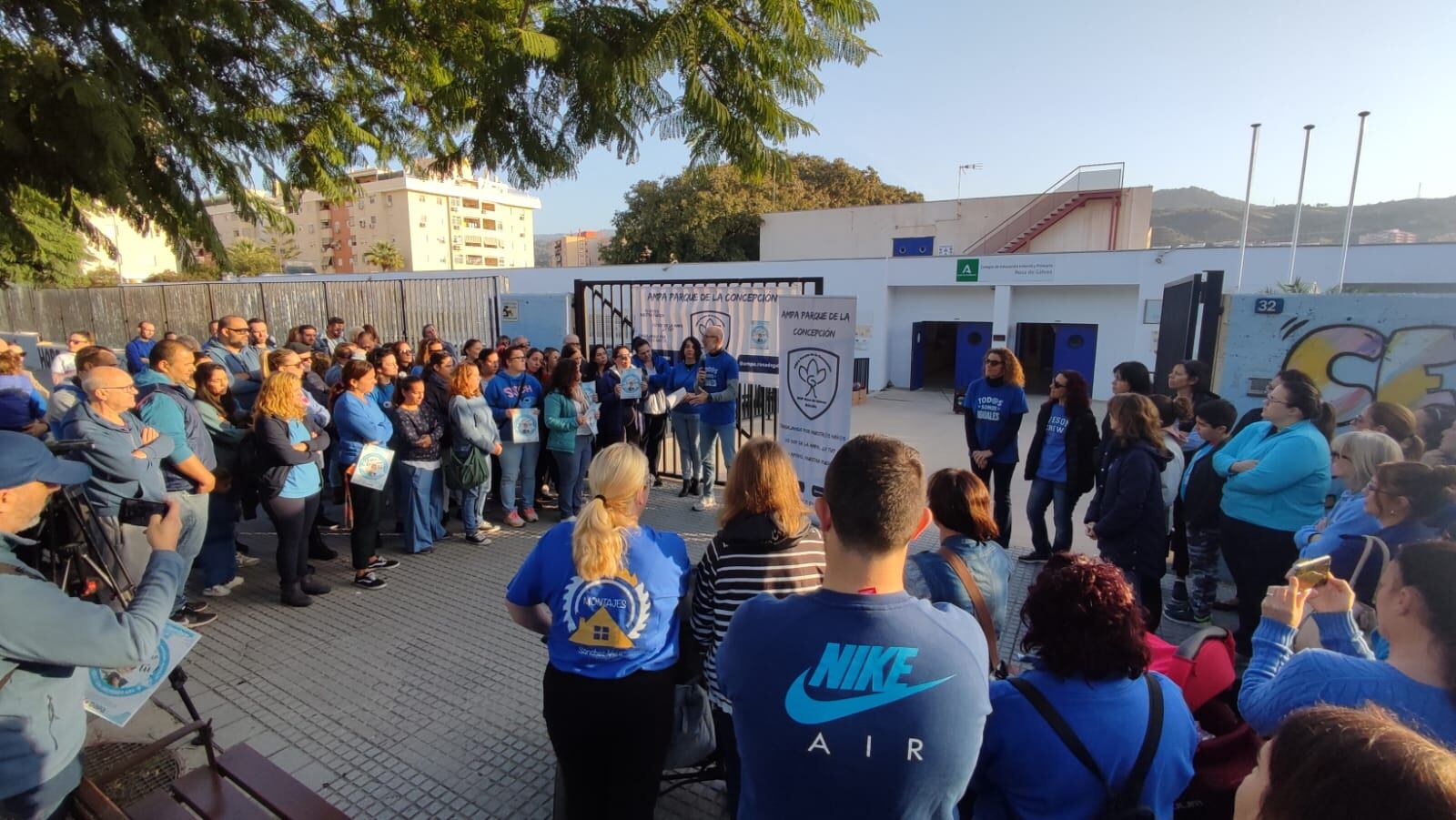 Concentración de familias este martes en el colegio público Rosa de Gálvez de Málaga capital