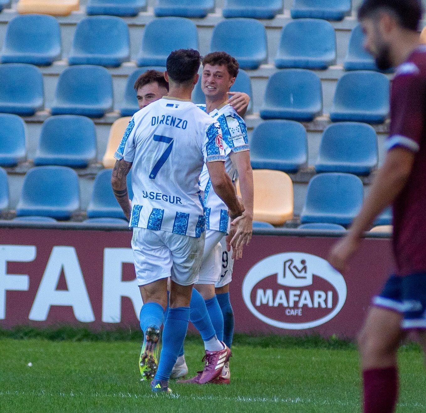 David Cuenca celebra el gol del 1-1 ante el Pontevedra CF
