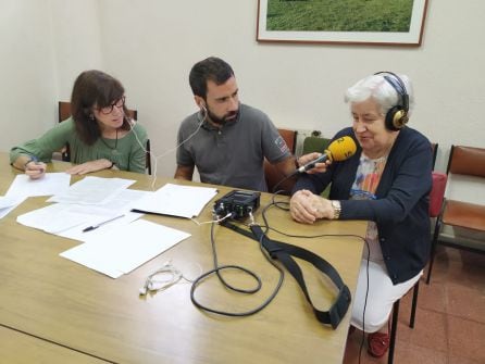 Merche Robledo, de 86 años, participante del programa Bizi-Bete, entra en antena con Ángels Barceló. En el centro, Jon Egaña, jefe de redacción de Radio Bilbao. A la izquierda, Pili Castro, responsable del área de mayores de Cáritas y profesora del departamento de Psicología de la Universidad de Deusto