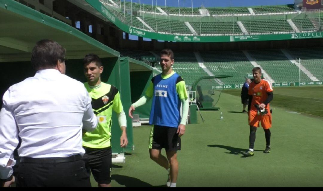 El accionista mayoritario del Elche, José Sepulcre, saluda a los jugadores