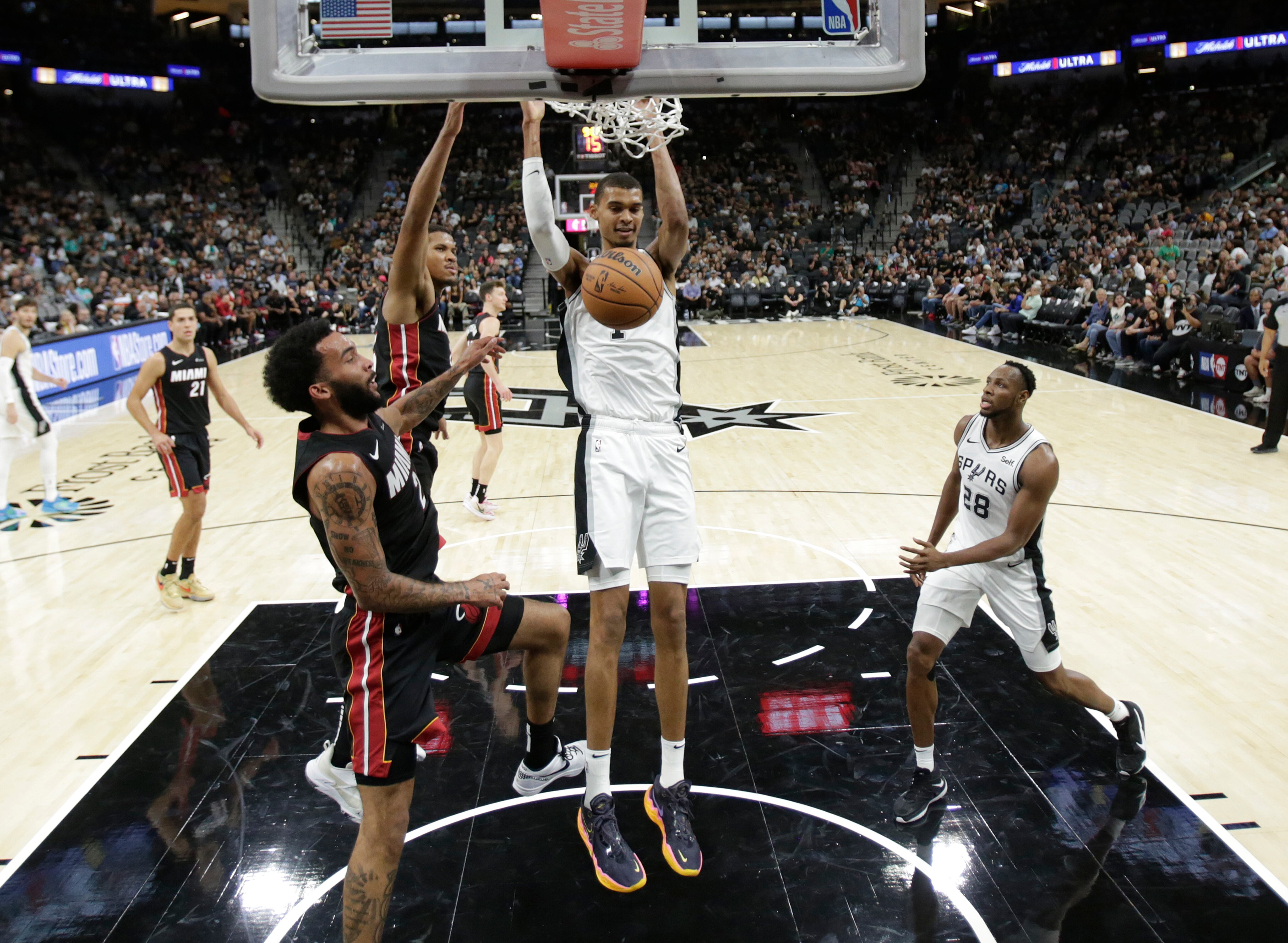 Victor Wembanyama anota en un partido entre los San Antonio Spurs y Miami Heat