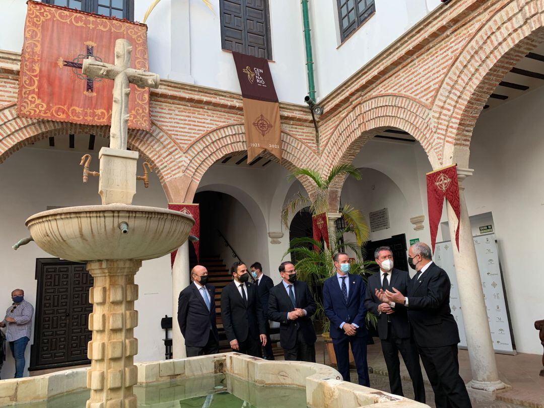 Espadas junto con las autoridades de la Agrupación de Cofradías de Málaga este Viernes Santo