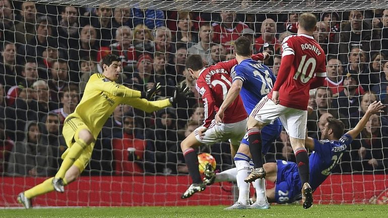 El centrocampista español del Manchester United, Ander Herrera trata de marcar ante el portero belga, Thibaut Courtois del Chelsea durante el partido de la Premier League entre el Manchester United y el Chelsea 