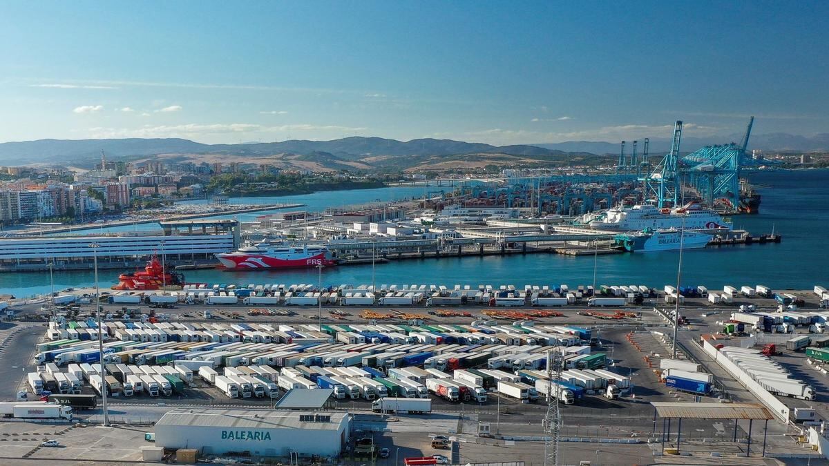 Camiones en el puerto de Algeciras