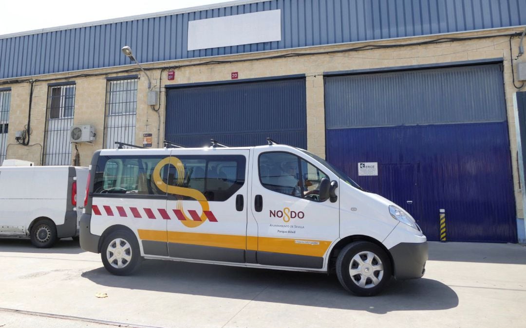 Una furgoneta del Ayuntamiento de Sevilla llega para recoger muestras a la sede de la empresa Magrudis, la empresa que fabricaba la carne mechada origen del brote de listeriosis, donde se encuentran los dueños y los abogados de la familia. EFE José Manuel Vidal