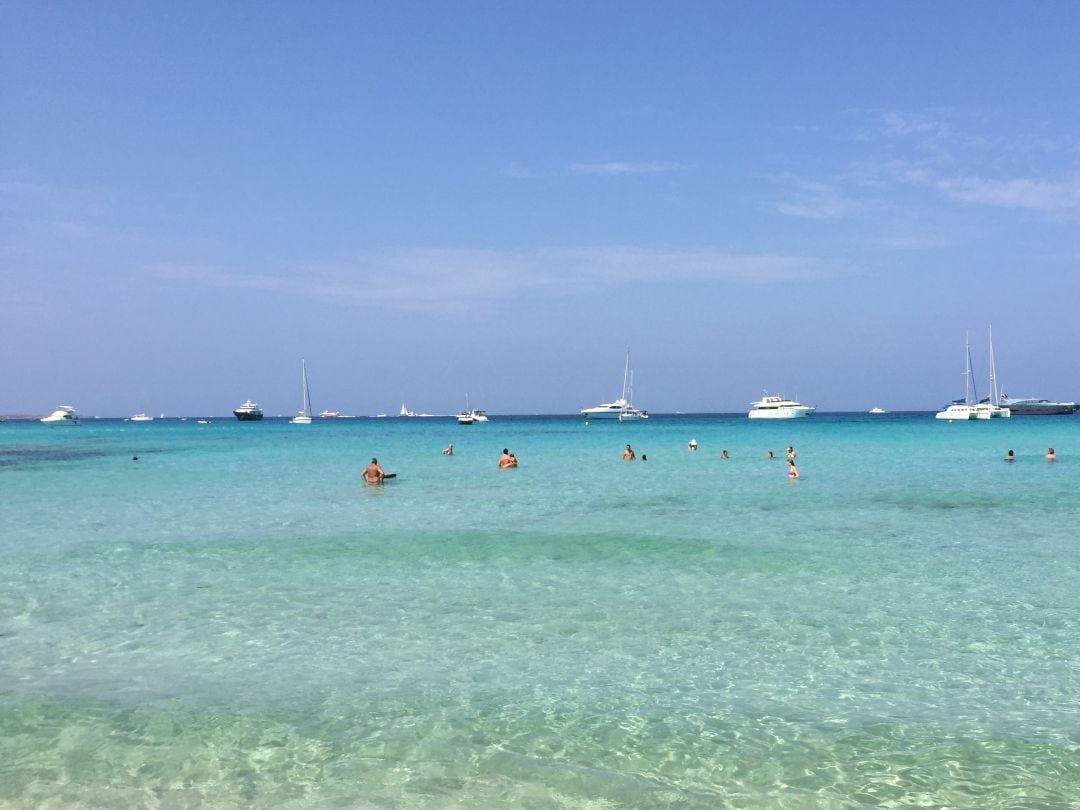 Embarcaciones fondeadas en una playa