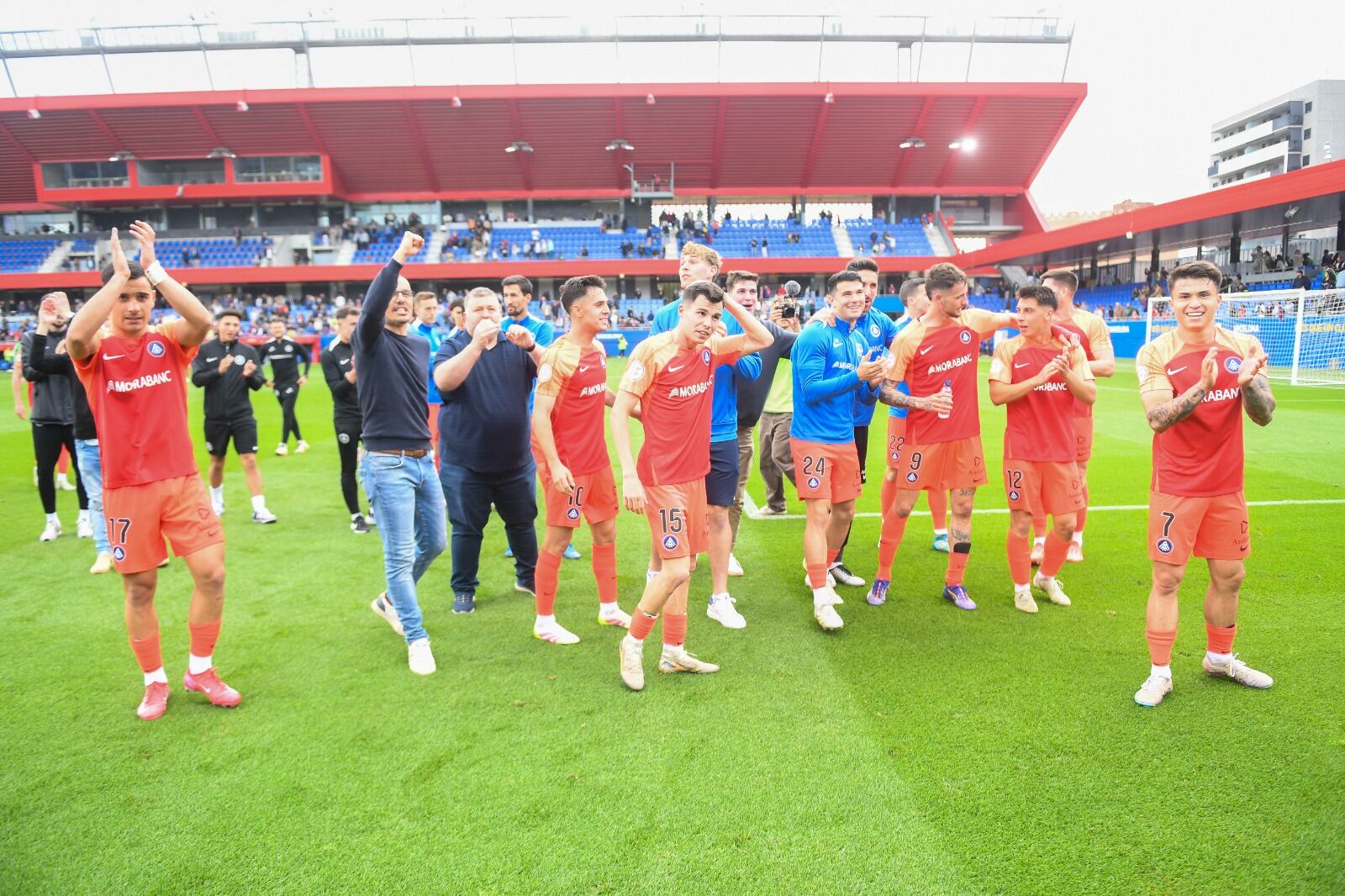 L'FC Andorra celebra la victòria davant el Barça Atlètic al Johan Cruyff que li assegura una plaça al play-off d'ascens a segona divisió.