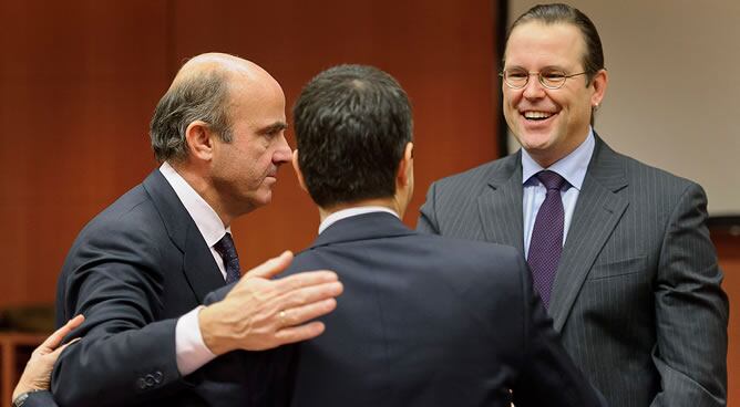 El ministro de Economía, Luis de Guindos, charla con los titulares de Finanzas de Portugal y Suecia, Vitor Gaspar y Anders Borg