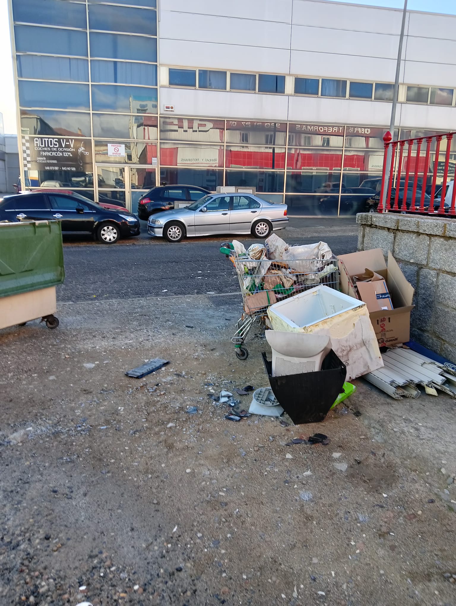 Residuos junto a los contenedores en la calle Río Arevalillo