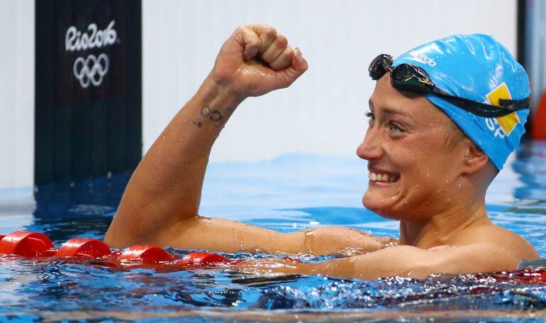 Mireia Belmonte celebra la medalla de oro en los 200 mariposa