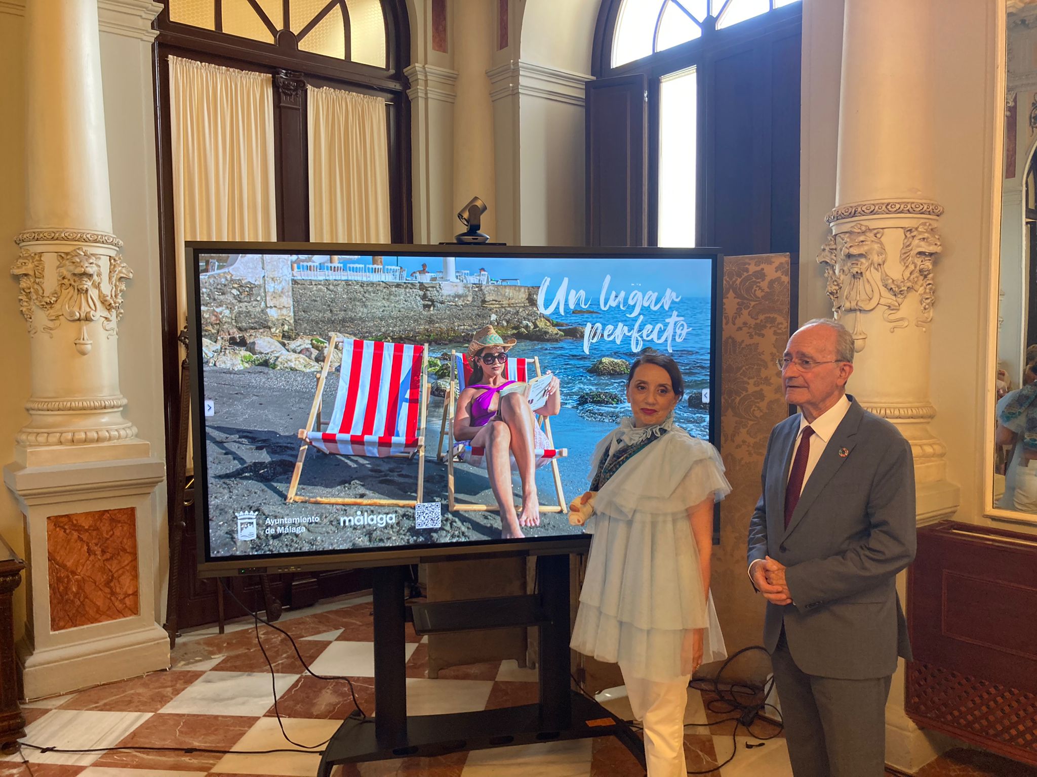 Luz Casal y Francisco de la Torre, alcalde de Málaga, en la presentación de la nueva campaña de promoción turística de Málaga.