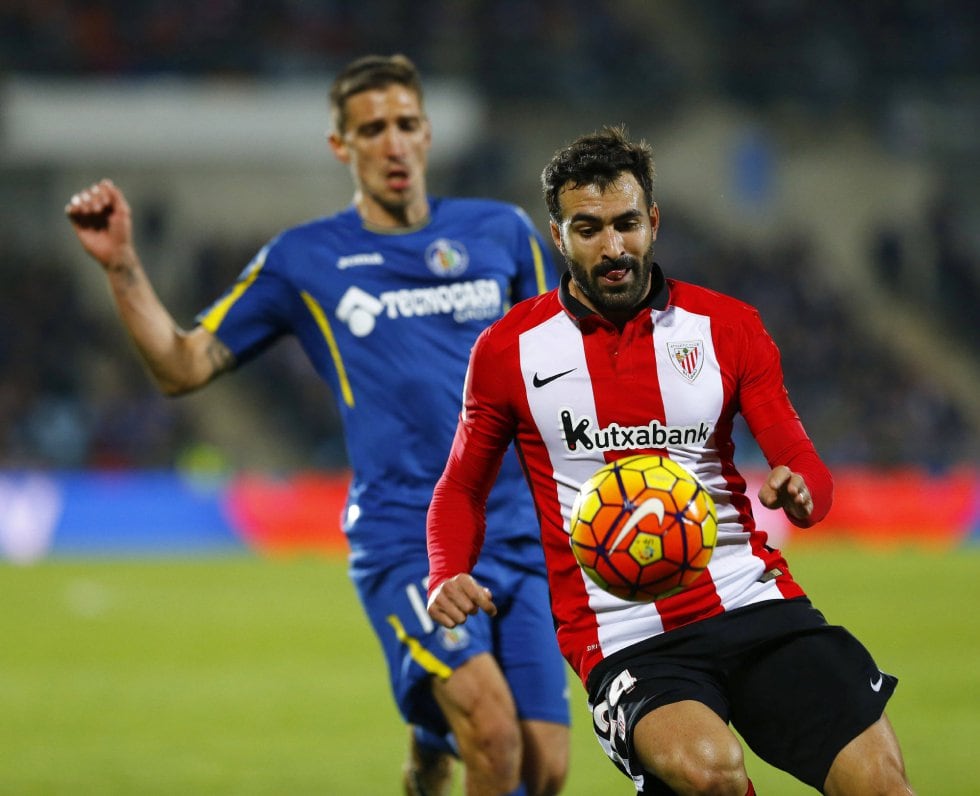 Balenziaga protege un balón en un encuentro ante el Getafe