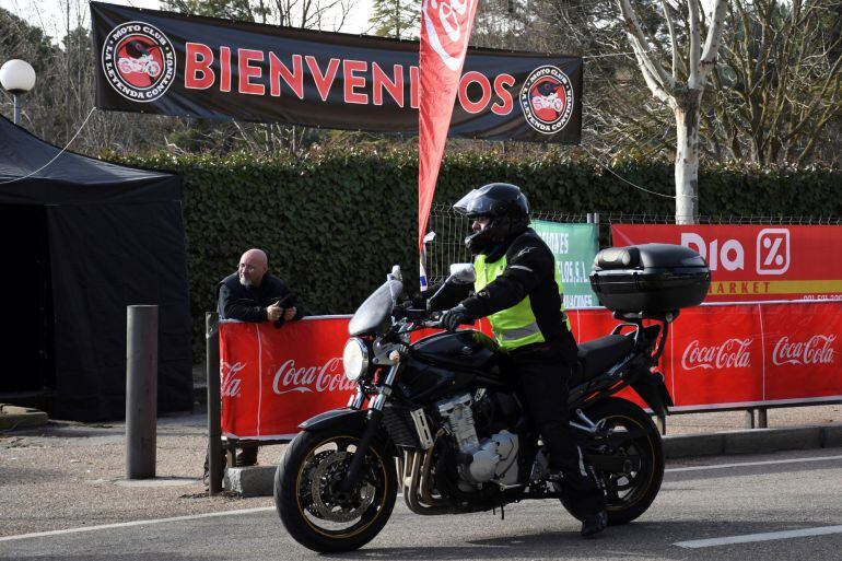 Un motorista a su llegada a la concentración motera &quot;La Leyenda Continúa&quot; que se celebra en la localidad segoviana de Cantalejo. EFEPablo Martín