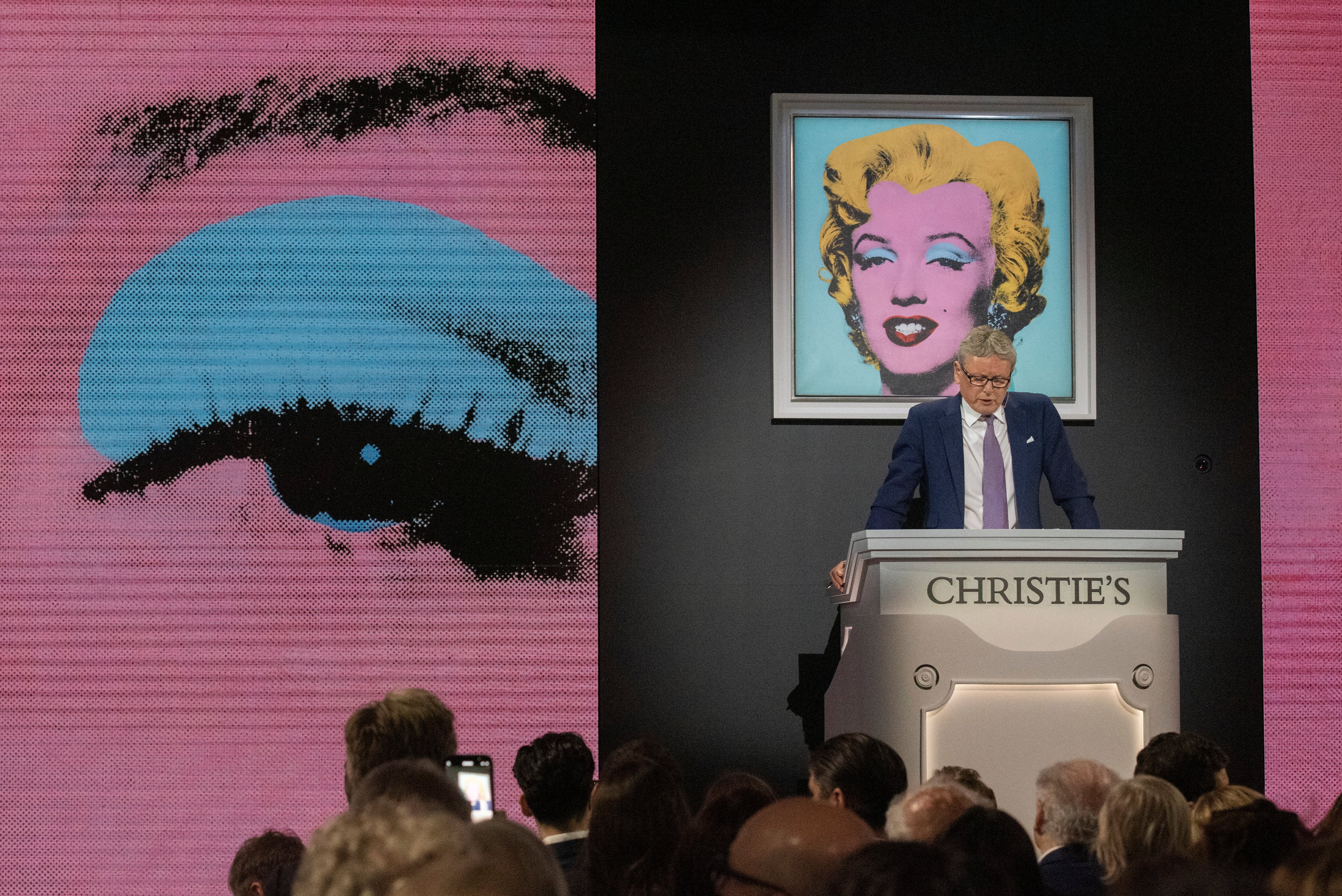 New York (United States), 09/05/2022.- Christie&#039;s auctioneer begins the auction of &#039;Shot Sage Blue Marilyn&#039; by Andy Warhol during an Evening Sale of works from The Collection of Thomas and Doris Amman at Christie&#039;s Auction House in New York, New York, USA, 09 May 2022. (Estados Unidos, Nueva York) EFE/EPA/SARAH YENESEL
