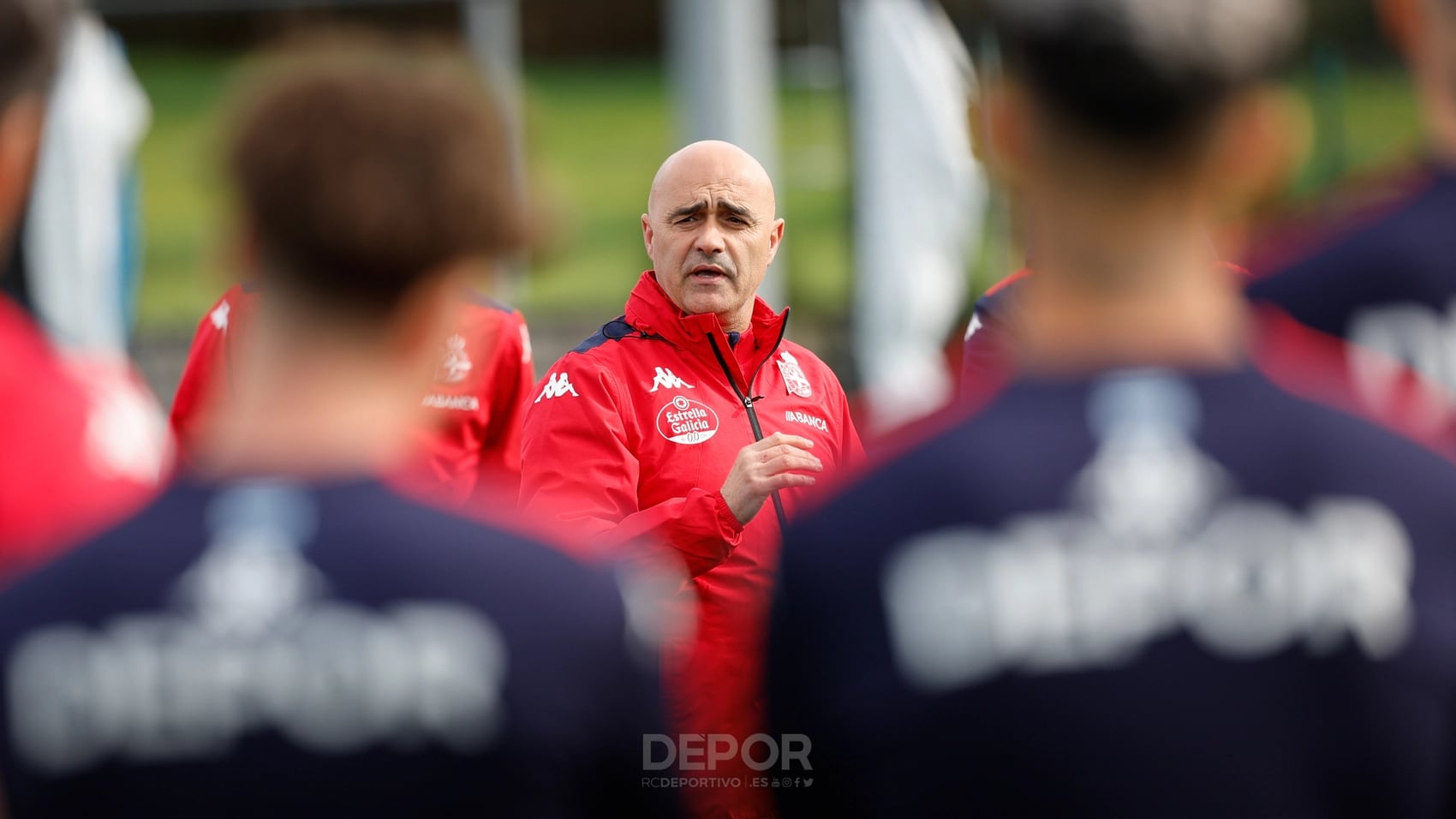 Óscar Gilsanz dirige un entrenamiento del Dépor | Foto: RCDeportivo