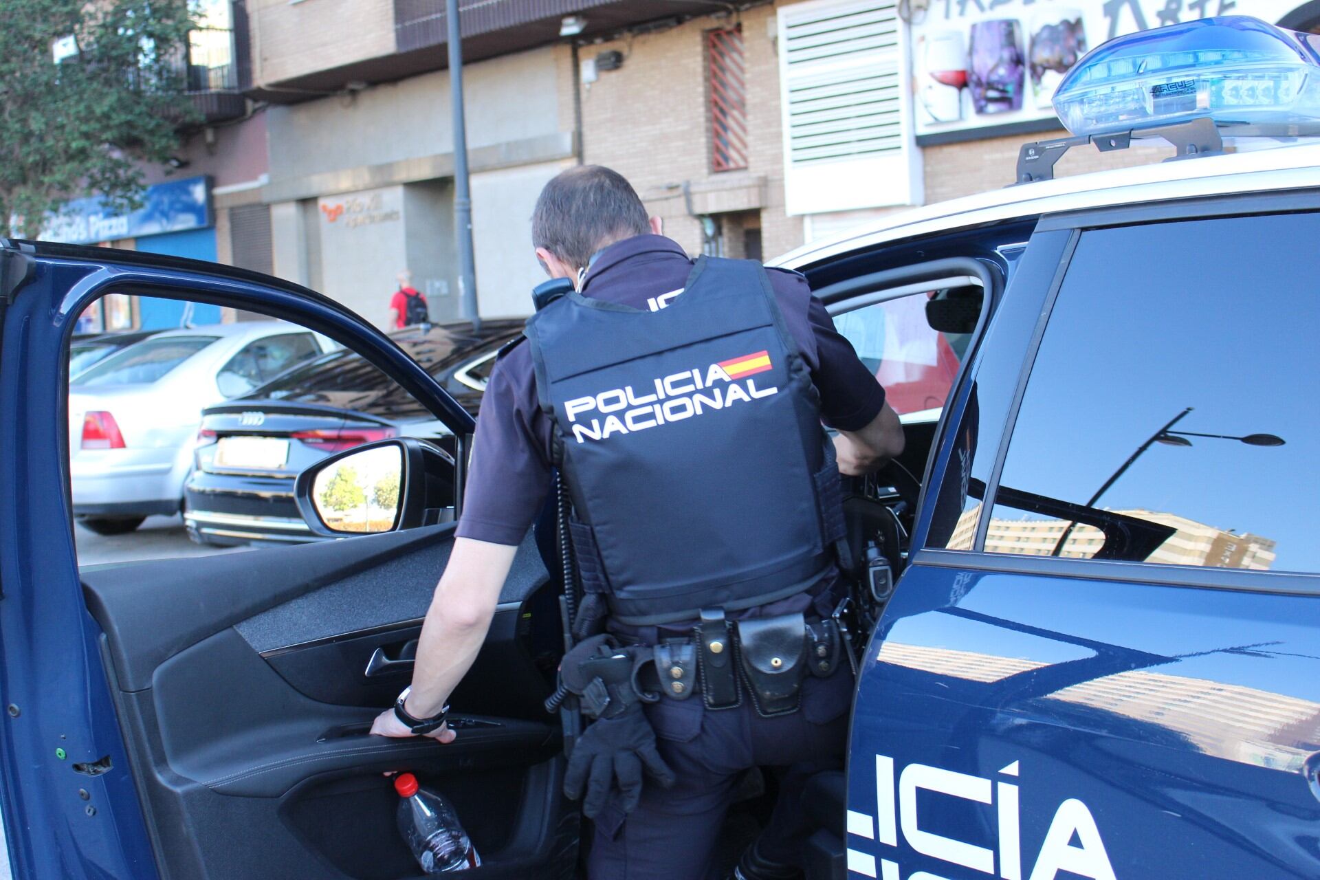 La Policía Nacional evita que una mujer se lance al vacío desde un puente en Torrent