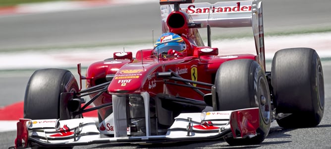 El piloto español de Fórmula 1 Fernando Alonso, del equipo Ferrari, durante la tercera sesión de entrenamientos libres realizados esta mañana en el Circuito de Catalunya en Montmeló (Barcelona), en el Gran Premio de España de Fórmula 1