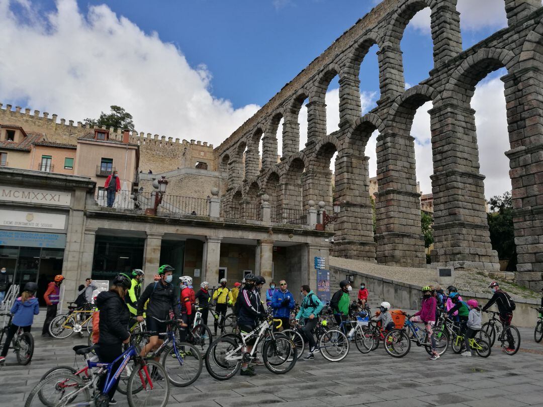 La marcha del colectivo Bicicla partía del Azoguejo para recorrer buena parte del circuito urbano que proponen