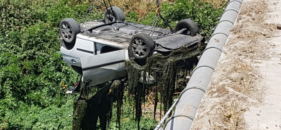 Un coche extraído del río en 2019