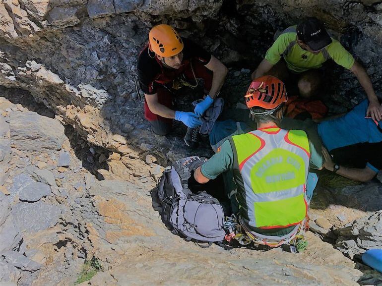 Agentes de la Guardia Civil en uno de los rescates de este fin de semana en el Pirineo aragonés 