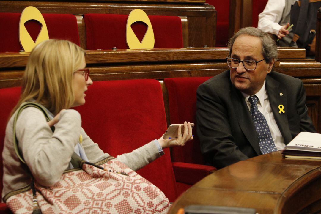 El president de la Generalitat, Quim Torra, conversa con Elsa Artadi