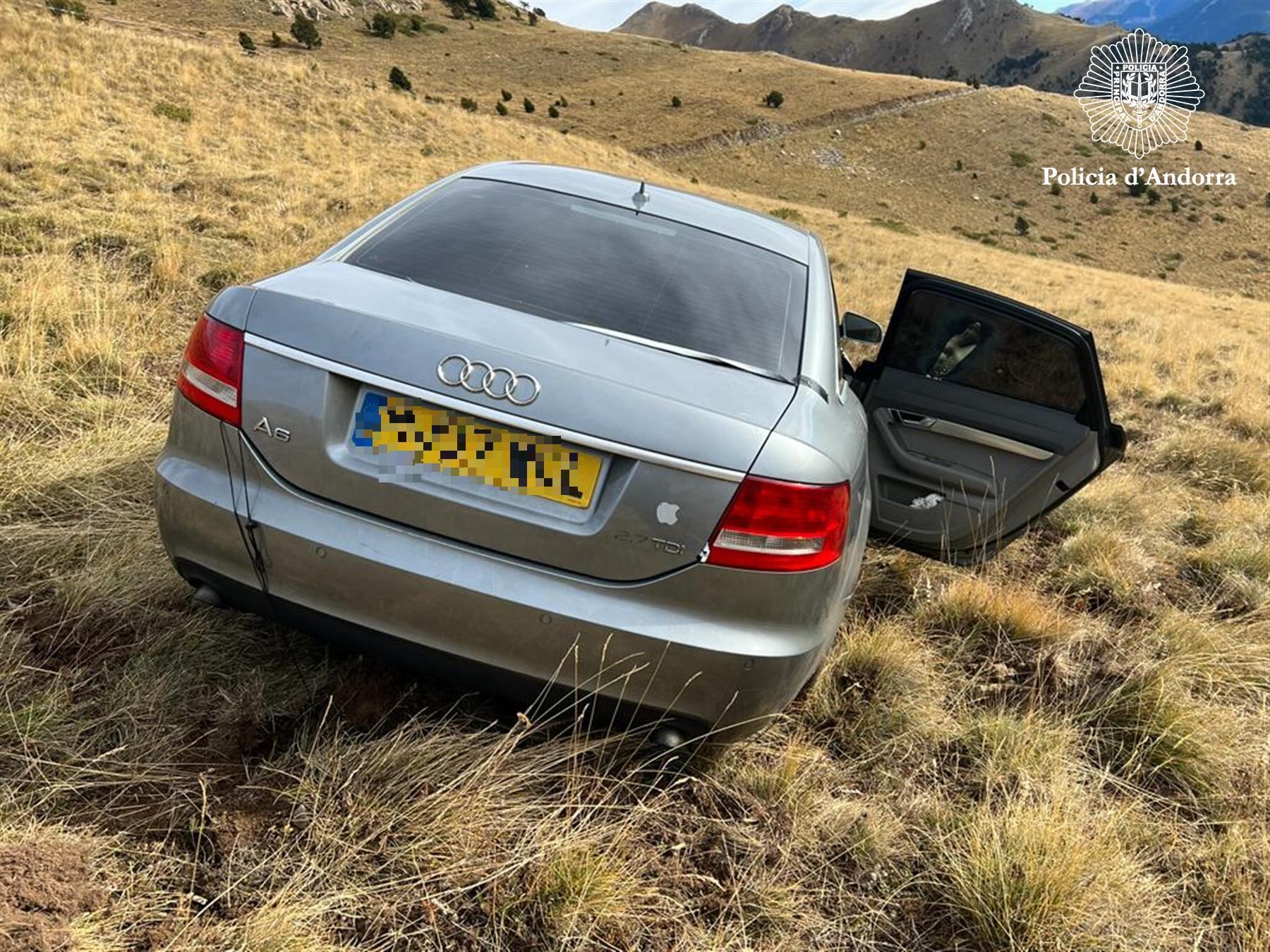 El vehicle abandonat al coll de la Botella dels presumptes autors del robatori a una botiga d&#039;electrònica de l&#039;avinguda Meritxell.