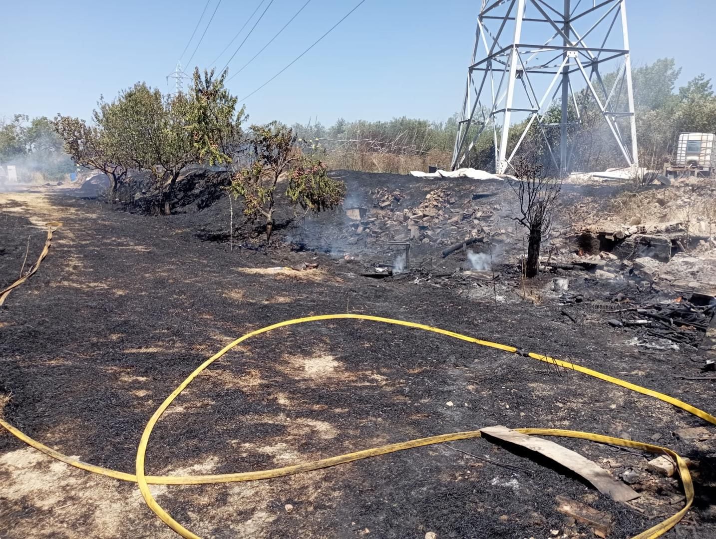 El fuego se acercaba peligrosamente a una línea de alta tensión