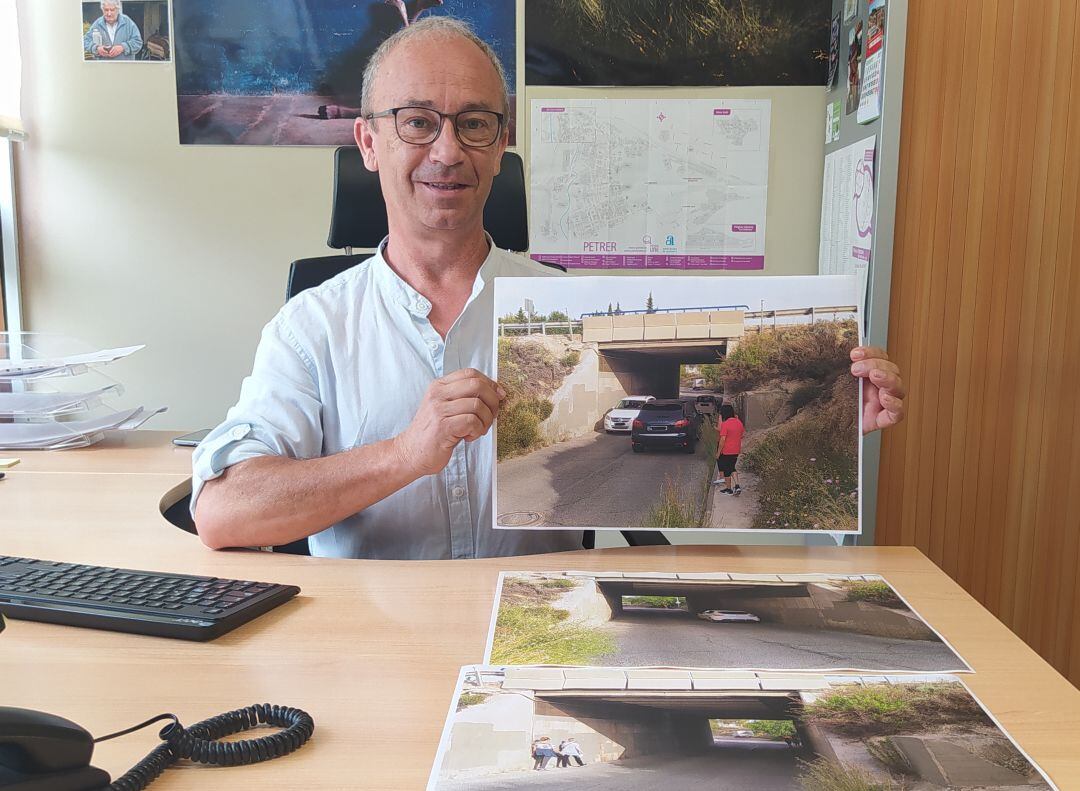 El concejal de EU Petrer, Rafael Masià, reclama un paso peatonal en el punte que cruza la autovía 