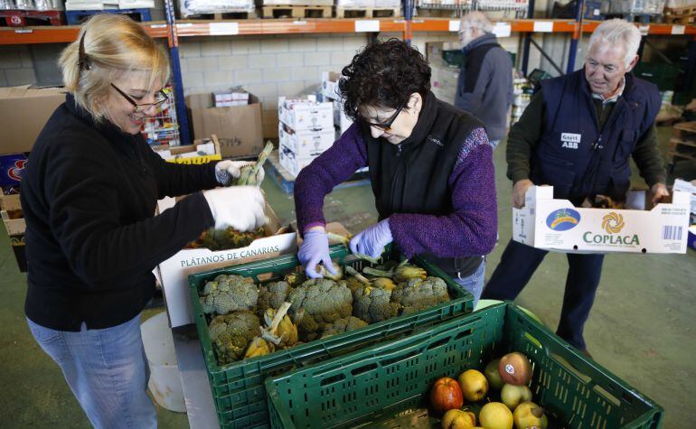 Varios voluntarios colocan alimentos en uno de los almacenes del Banco de Alimentos de Gipuzkoa.