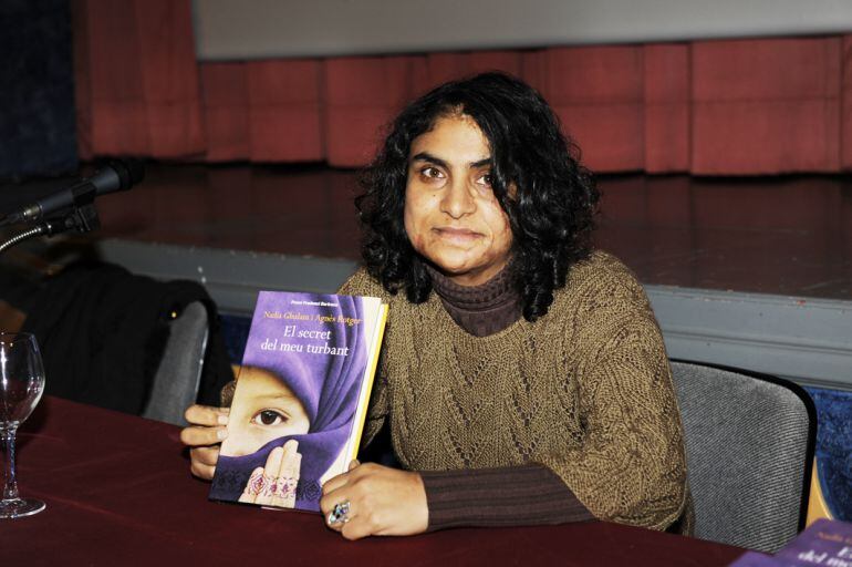 Nadia Ghulam con el libro que recoge su historia.