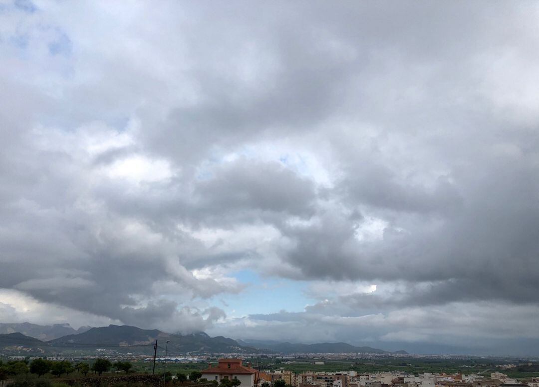 Grandes nubes y algunos claros en la Safor a primera hora de la mañana 