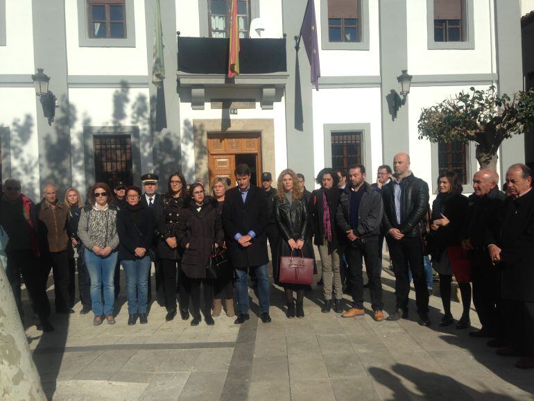 Autoridades y vecinos de Baza protetan en silencio frente al Ayuntamiento de la localidad por el último acto de violencia machista. 