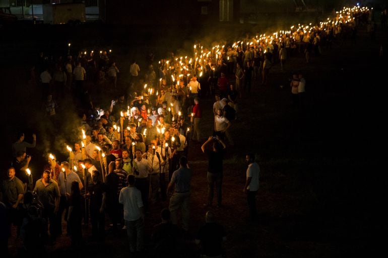 Grupos neonazis, de extrema derecha y Supremacistas Blancos marchan con antorchas hacia la Universidad de Virginia el 11 de agosto de 2017.