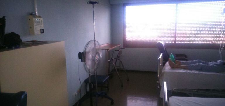 Este verano los pacientes tuvieron que utilizar abanicos y ventiladores por los problemas con el aire acondicionado del Hospital General