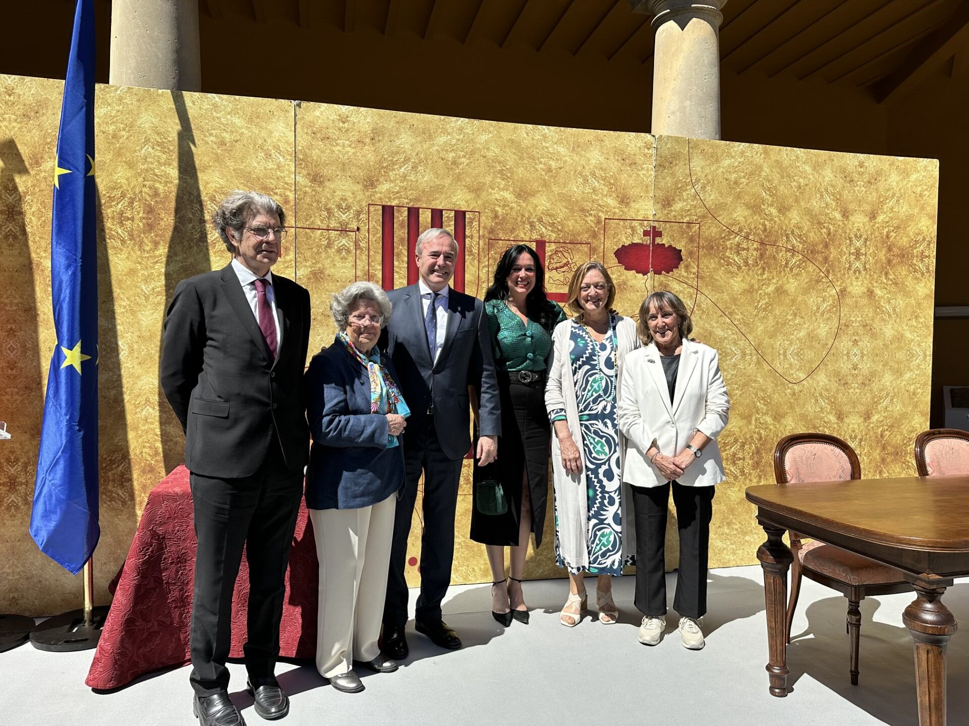 Azcón, Orduna y familiares de los homenajeados a título póstumo (Bolea Foradada y Vicente Ascaso) en este acto institucional