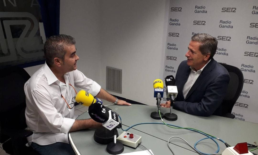 Salvador Gregori en Radio Gandia SER en un momento de la entrevista de Modesto Ferrer. 