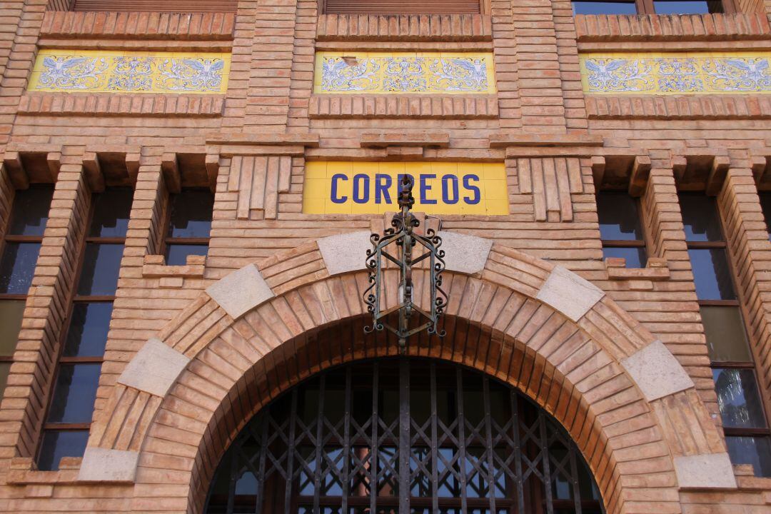 Edificio de Correos en la plaza Tetuán de Castelló