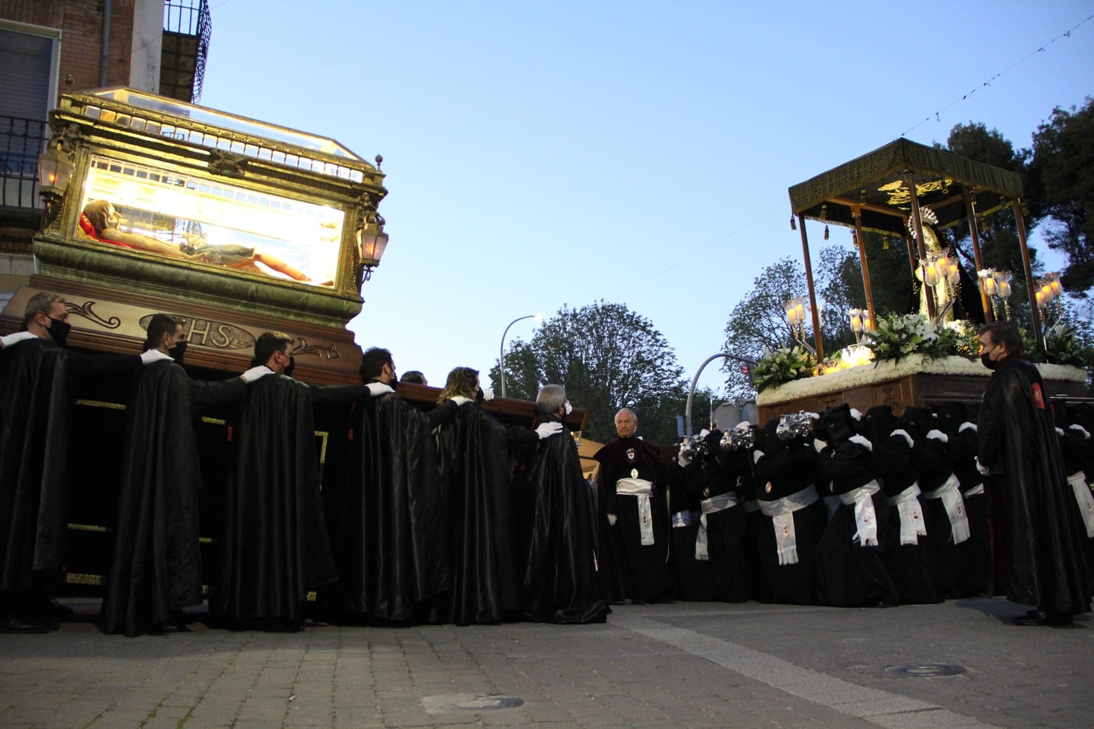 Encuentro entre el Cristo Yacente y Nuestra Señora de la Soledad en el Viernes Santo de Cuéllar