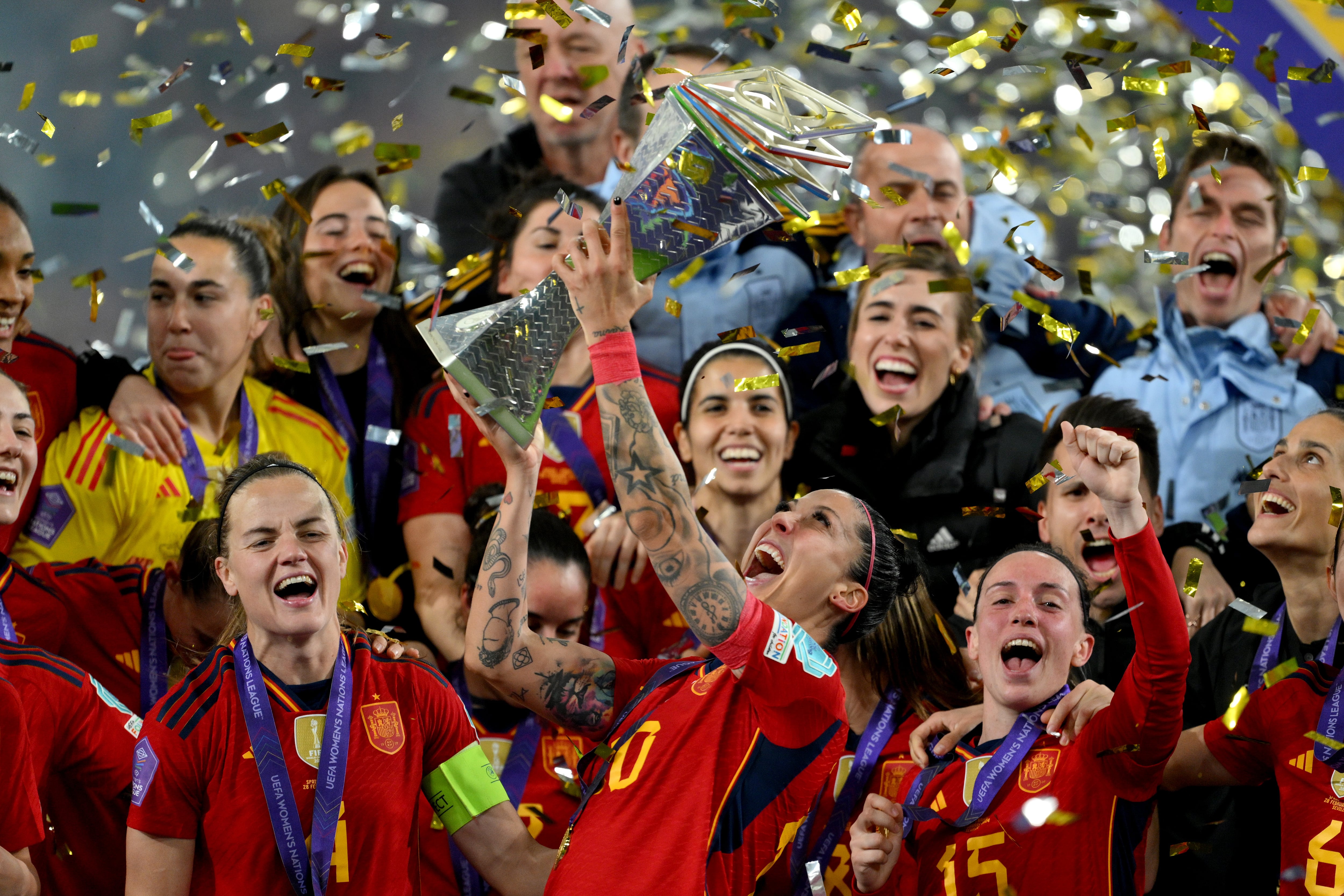 Jennifer Hermoso levanta el título de la Nations League al cielo de Sevilla. (David Ramos/Getty Images)