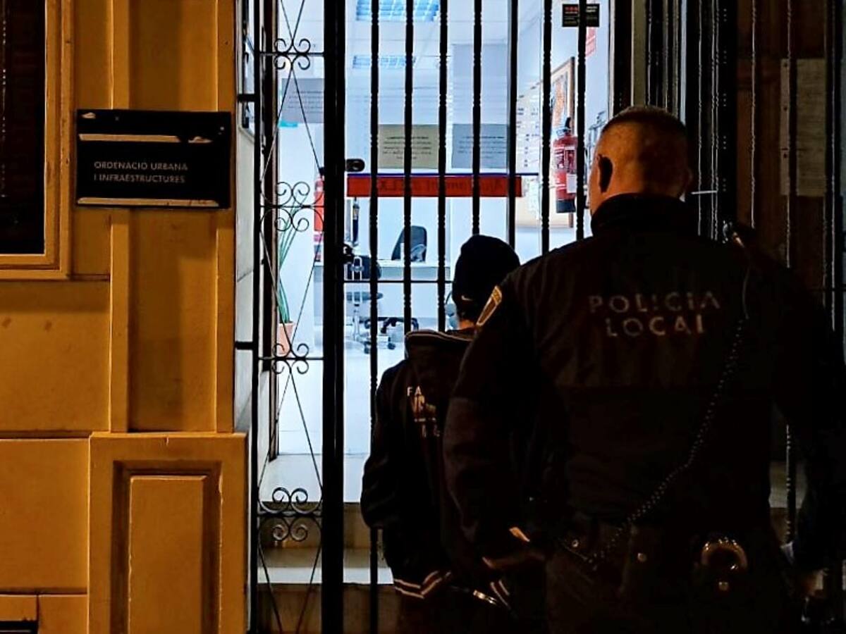 La Policía Local de Elche detiene a dos hombres por robo con fuerza en un bar