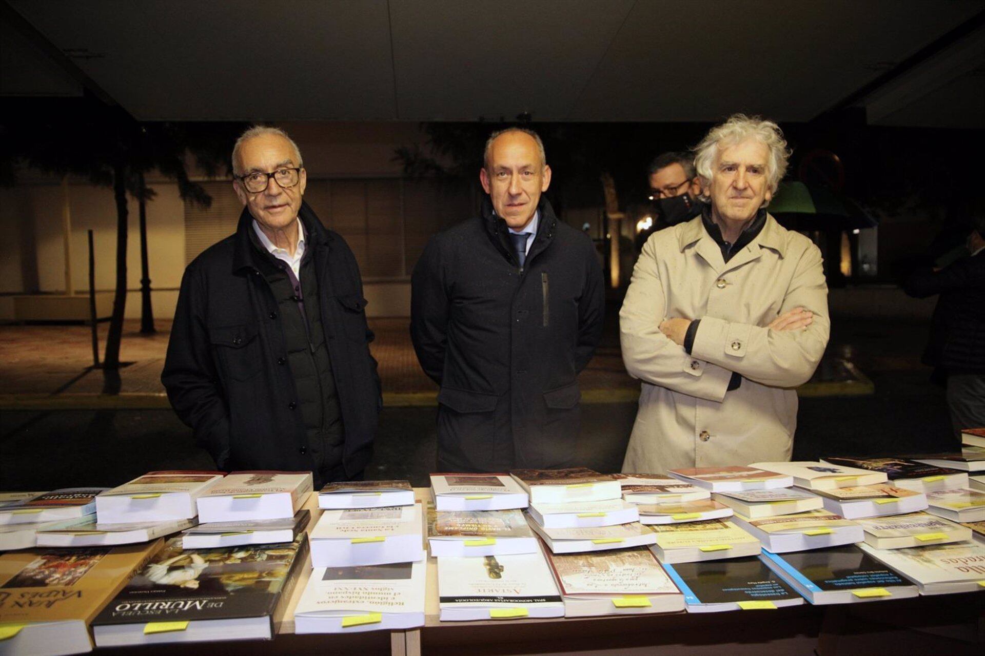 El alcalde de Tomares, José María Soriano, junto a Juan José Millás y Juan Luis Arsuaga/ Ayuntamiento de Tomares