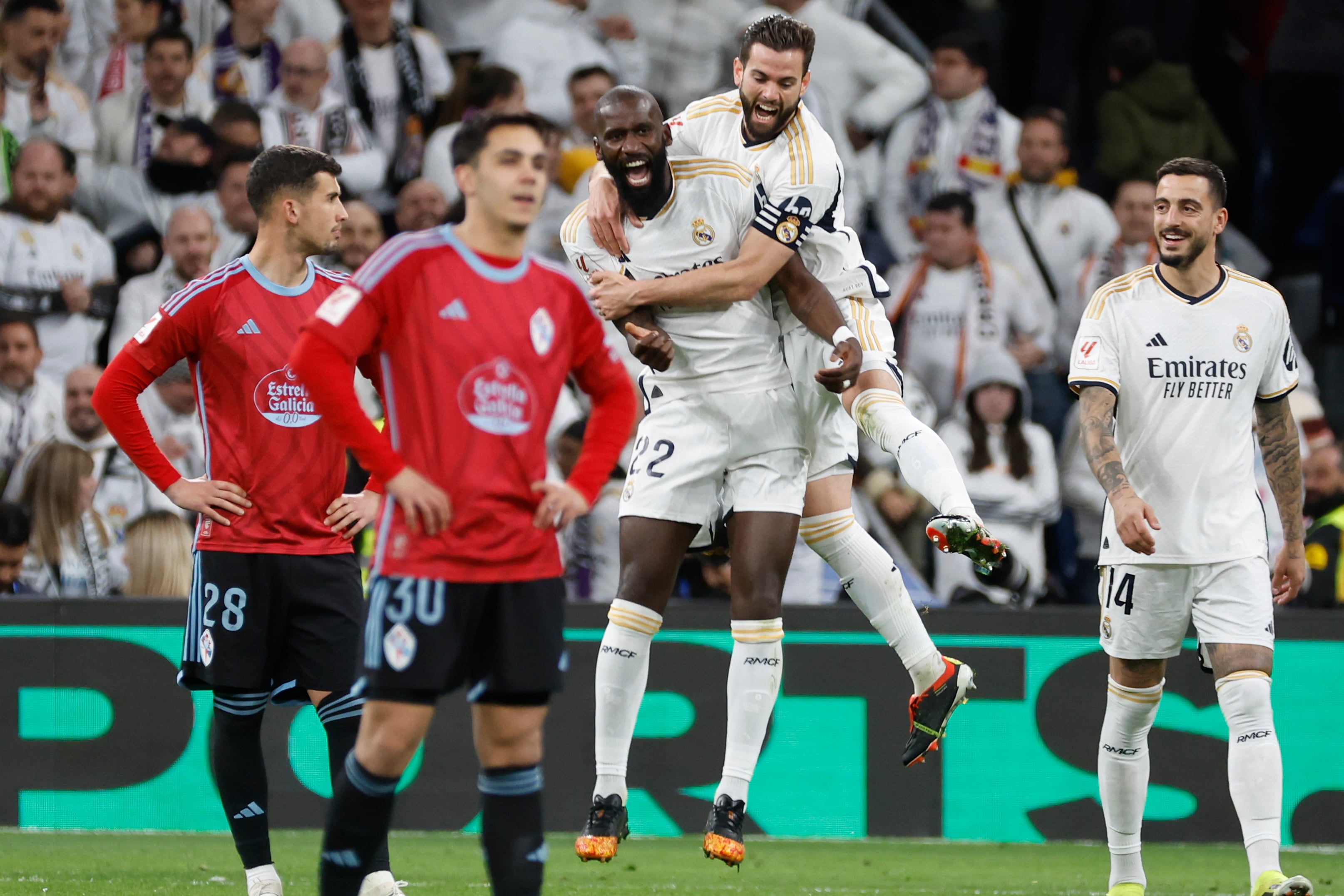 MADRID, 10/03/2024.- El defensa alemán del Real Madrid Antonio Rüdiger (c) celebra su gol durante el partido de la jornada 28 de LaLiga que Real Madrid y Celta de Vigo disputan hoy domingo en el estadio Santiago Bernabéu. EFE/Chema Moya
