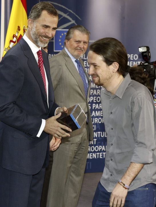 GRA092 BRUSELAS (BÉLGICA) 15/4/2015 El líder de Podemos, Pablo Iglesias, (dch), saluda al rey Felipe VI y le entrega una colección de juego de tronos durante la visita del monarca a la Eurocámara en Bruselas, en un día en el que el Rey dedica a conocer la