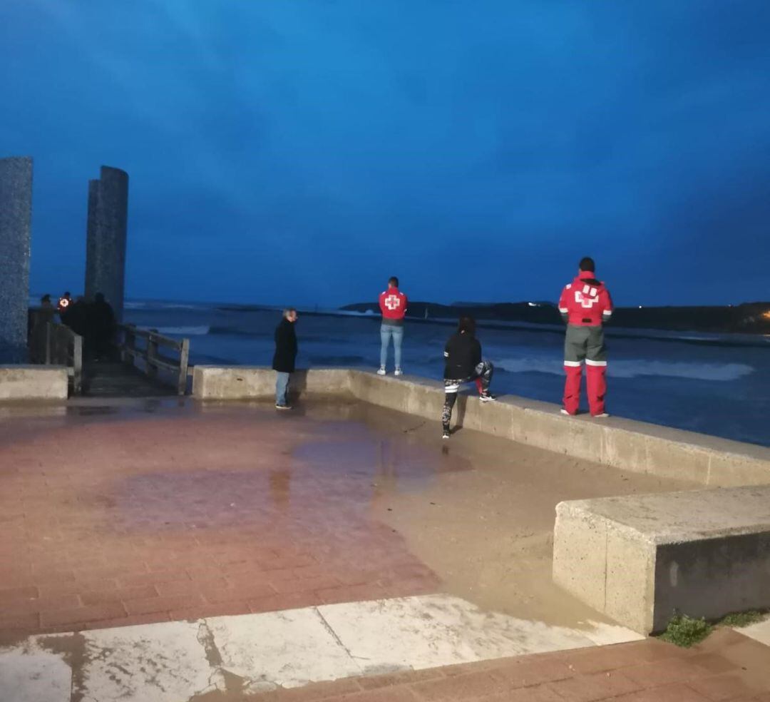 Efectivos de rescate trabajan este viernes en Suances.