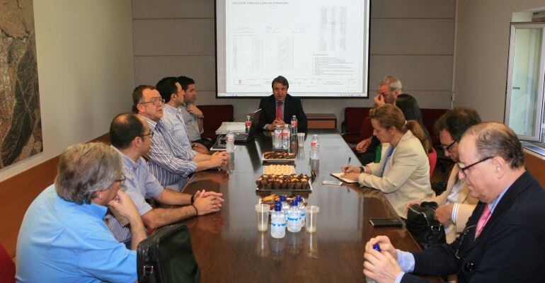 El alcalde de Tres Cantos, Jesús Moreno, junto con representantes del tejido empresarial de la ciudad