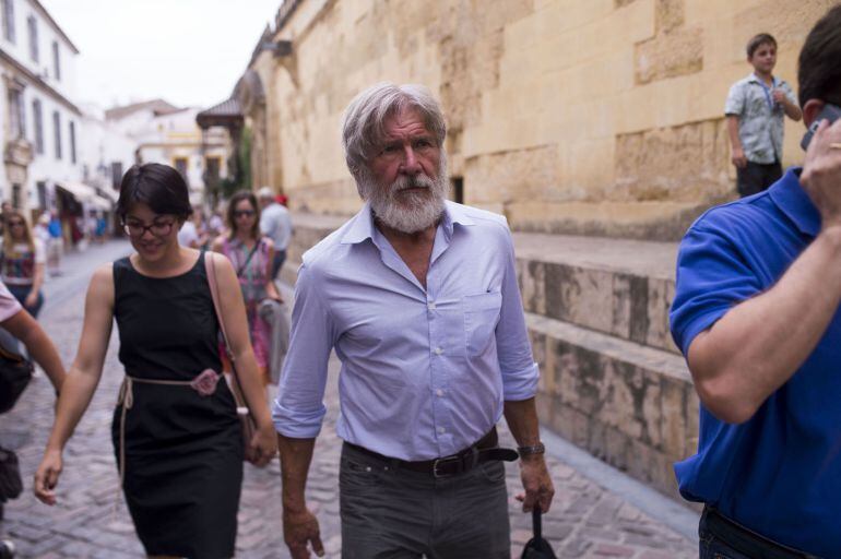 Harrison Ford en el entorno de la Mezquita Catedral, tras él la guía Gema Fernández y en un tercer plano la actriz Calista Flockhard